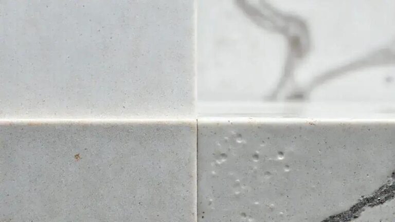 Acabamento de superfície polida versus texturizada para retenção hídrica